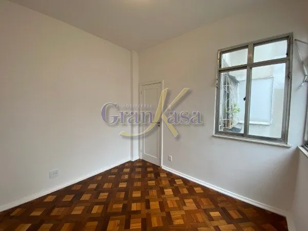 Wood or laminate floors in a 2-bedroom apartment, 63 m² — photo 6