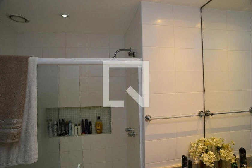 298 m² rental apartment with 4 en-suite bedrooms and balcony — photo 45