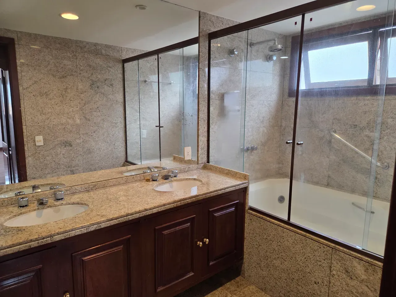 Casa com 5 quartos e 5 banheiros e varanda envidraçada — photo 46