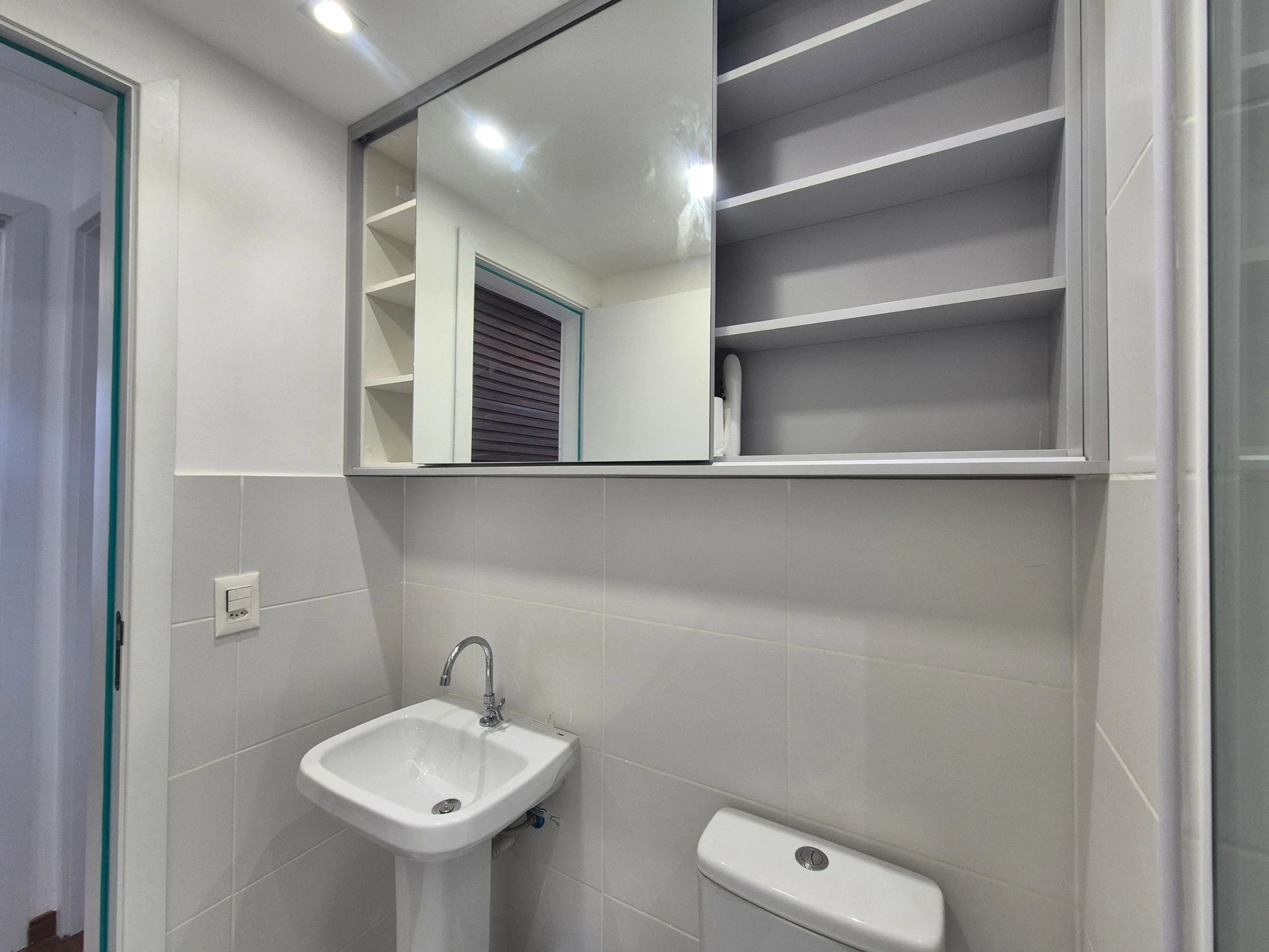 Furnished 2-bedroom apartment with enclosed balcony — photo 34