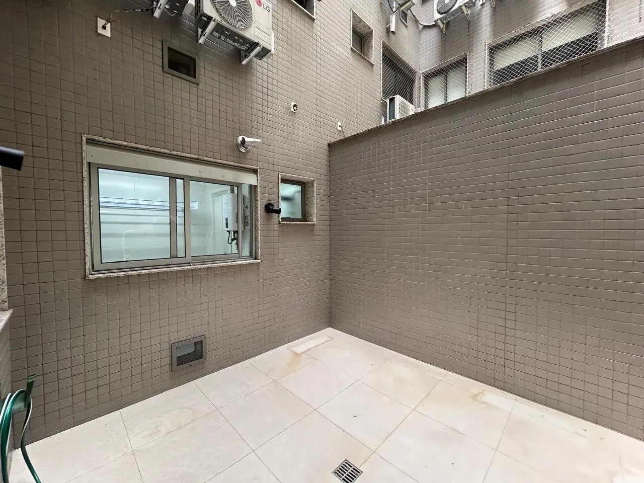 4-bedroom apartment in a building with a sauna — photo 22