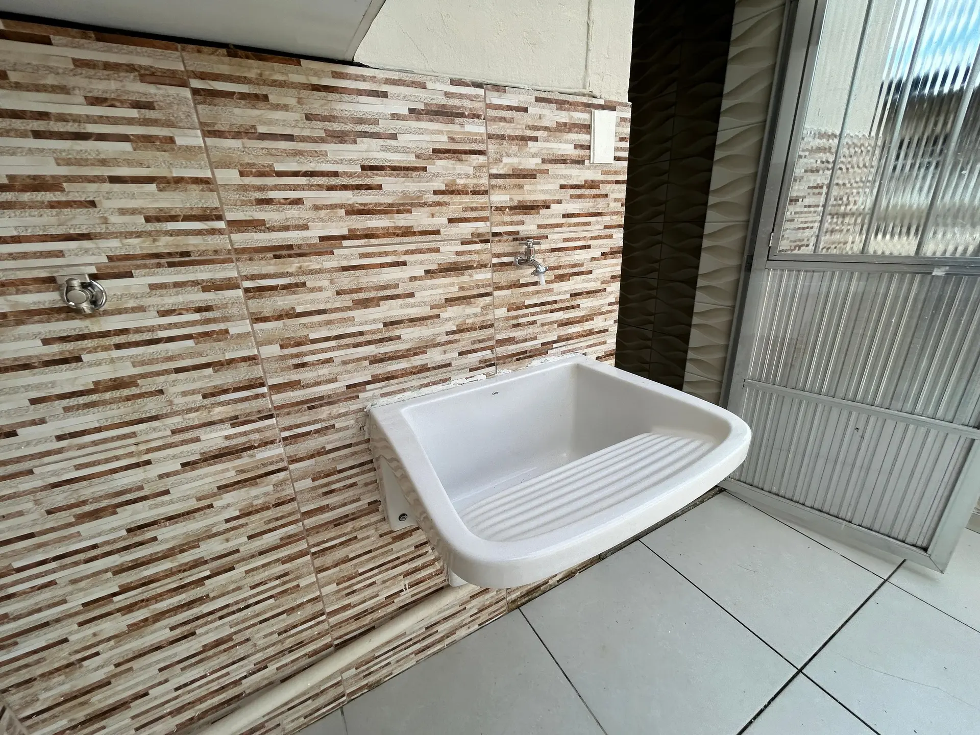 Casa de 2 quartos com piso de madeira ou laminado — photo 28