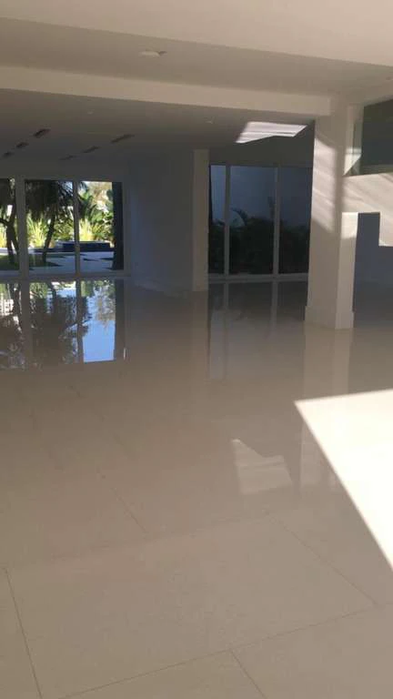 Casa com 5 suítes e 7 banheiros, sem vaga