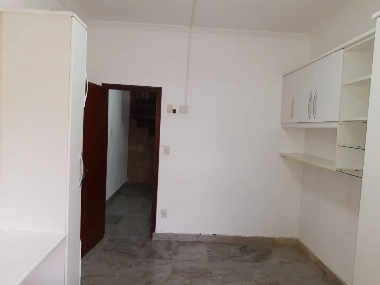 Bathtub in a 5-bedroom house, 240 m² — photo 23