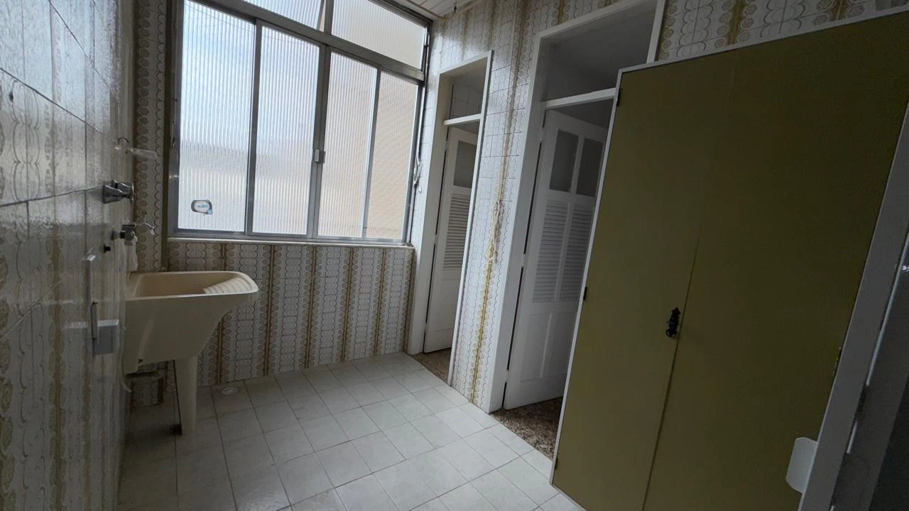 Wood or laminate floors in a 3-bedroom apartment, 157 m² — photo 7