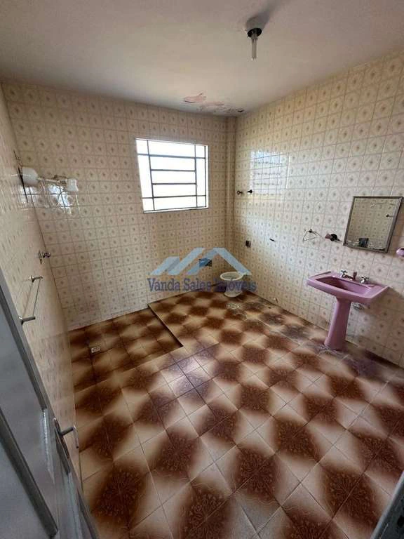 House with no parking, 4 bedrooms and 2 bathrooms — photo 2