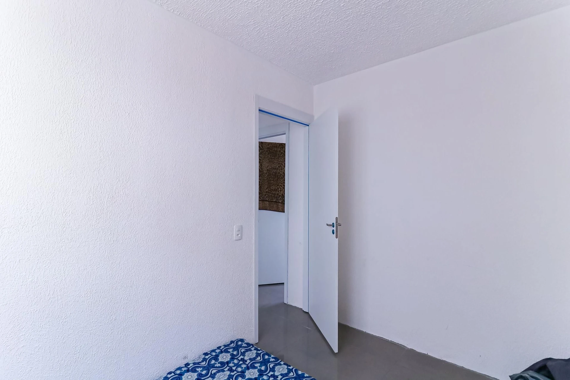 2-bedroom apartment in a building with a gym — photo 9