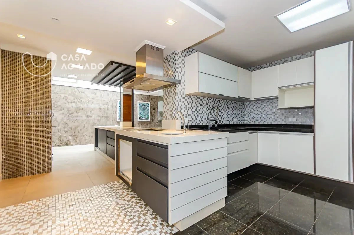 Balcony with a grill in a 3-bedroom house, 264 m² — photo 25