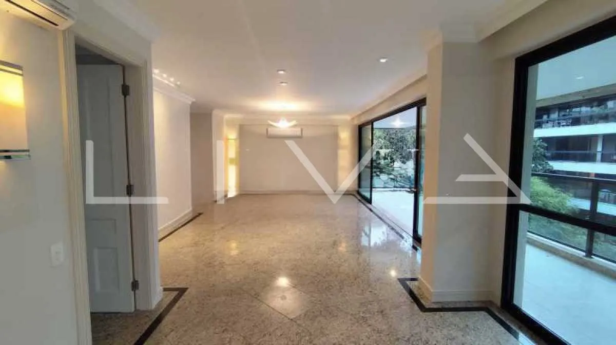 Walk-in closet in a 3-bedroom apartment, 165 m² — photo 6