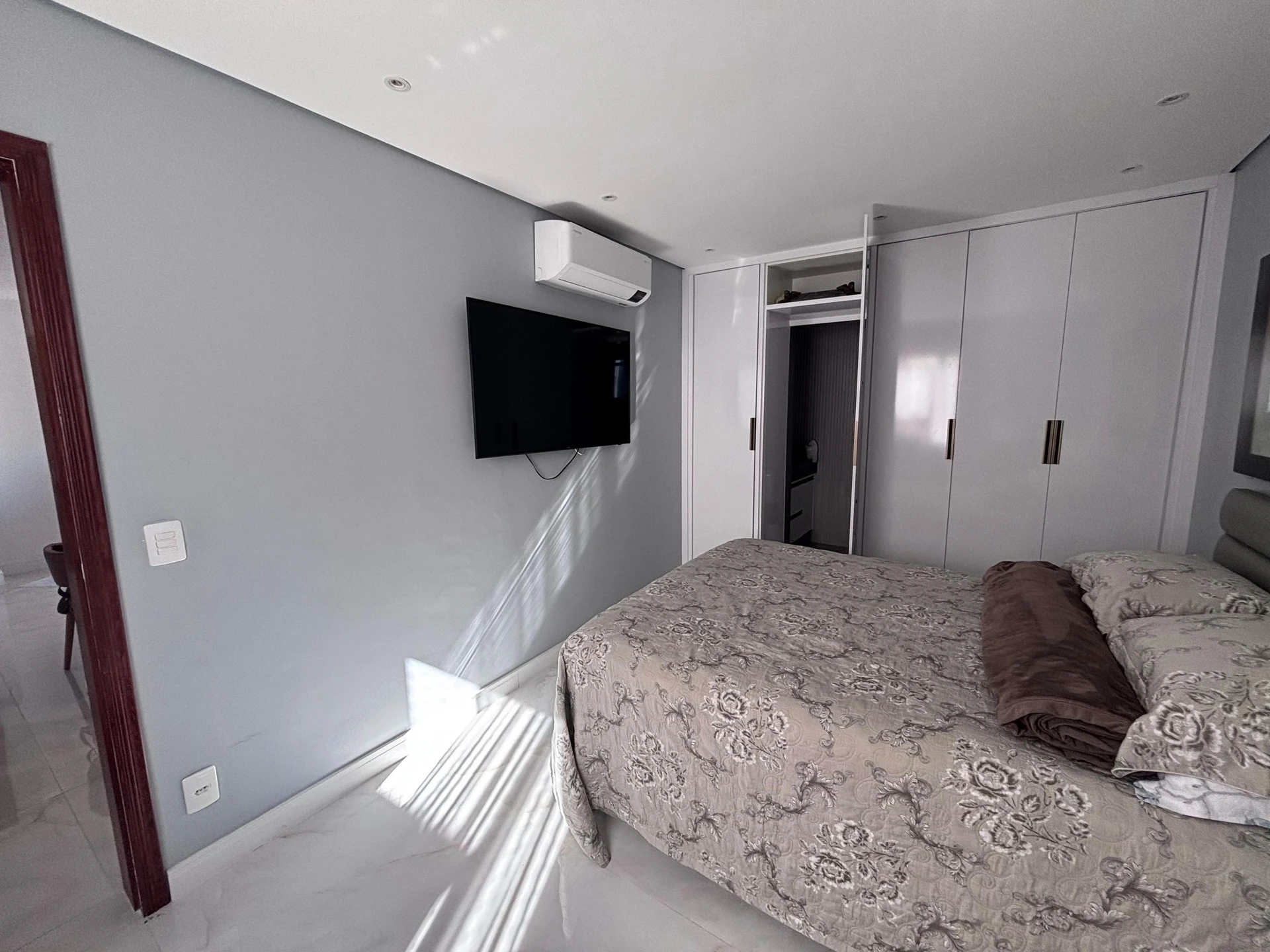 Apartamento mobiliado com 4 quartos e 4 banheiros — photo 12