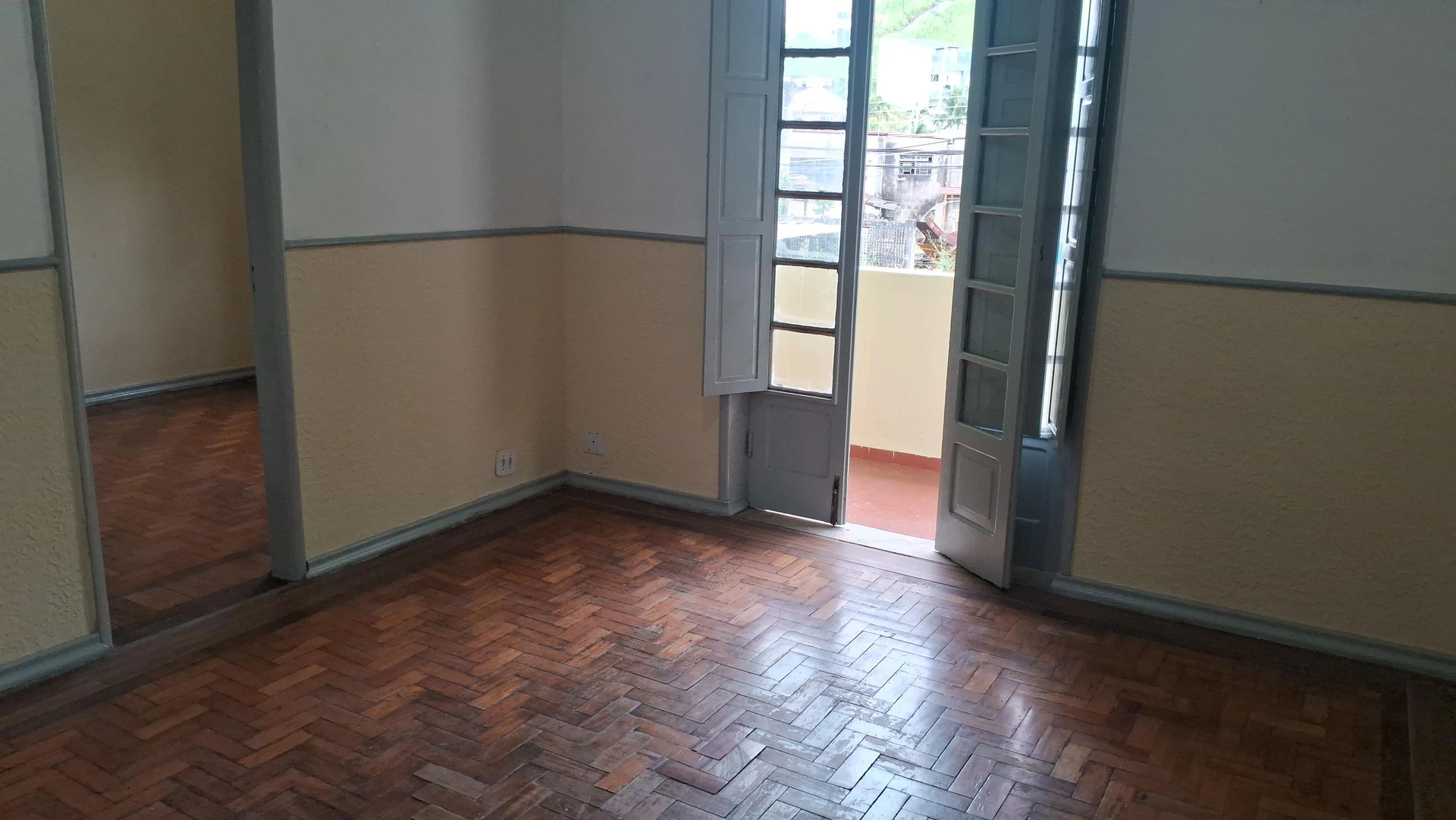 2-bedroom apartment with wood or laminate floors — photo 3