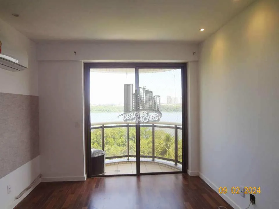 Balcony with a grill in a 3-bedroom apartment, 129 m² — photo 11