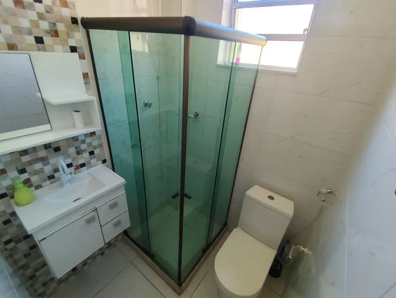 2-bedroom apartment with a glass-enclosed shower — photo 4