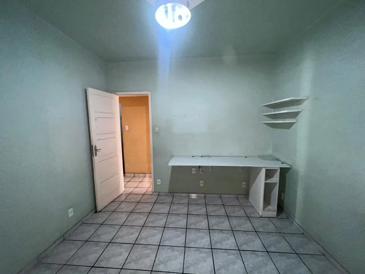 Casa com 4 quartos e cozinha fechada com armários — photo 20