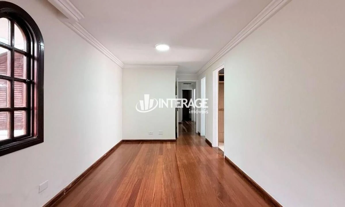Wood or laminate floors in a 4-bedroom house, 200 m² — photo 25