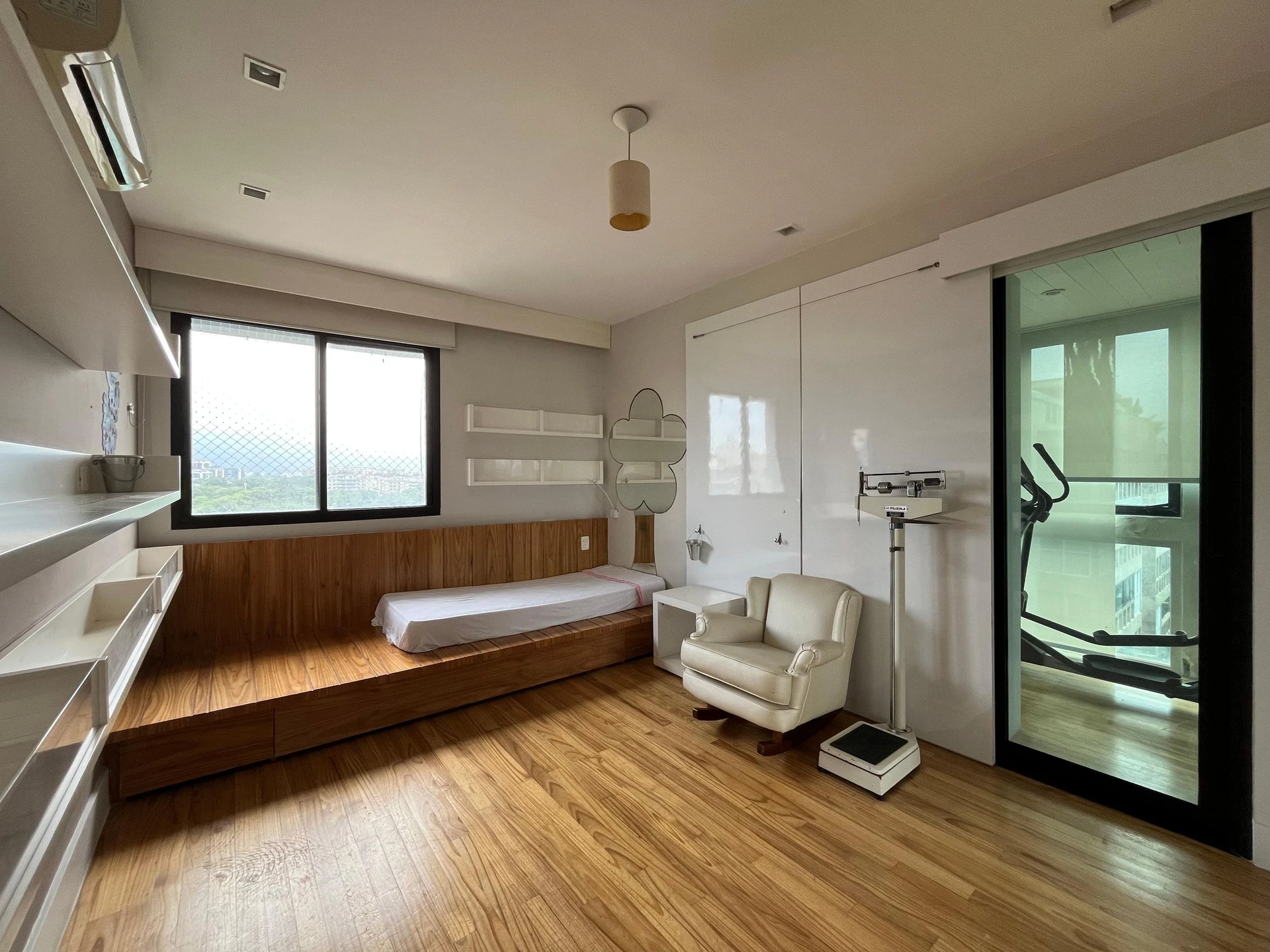 4-bedroom apartment with a water view — photo 20