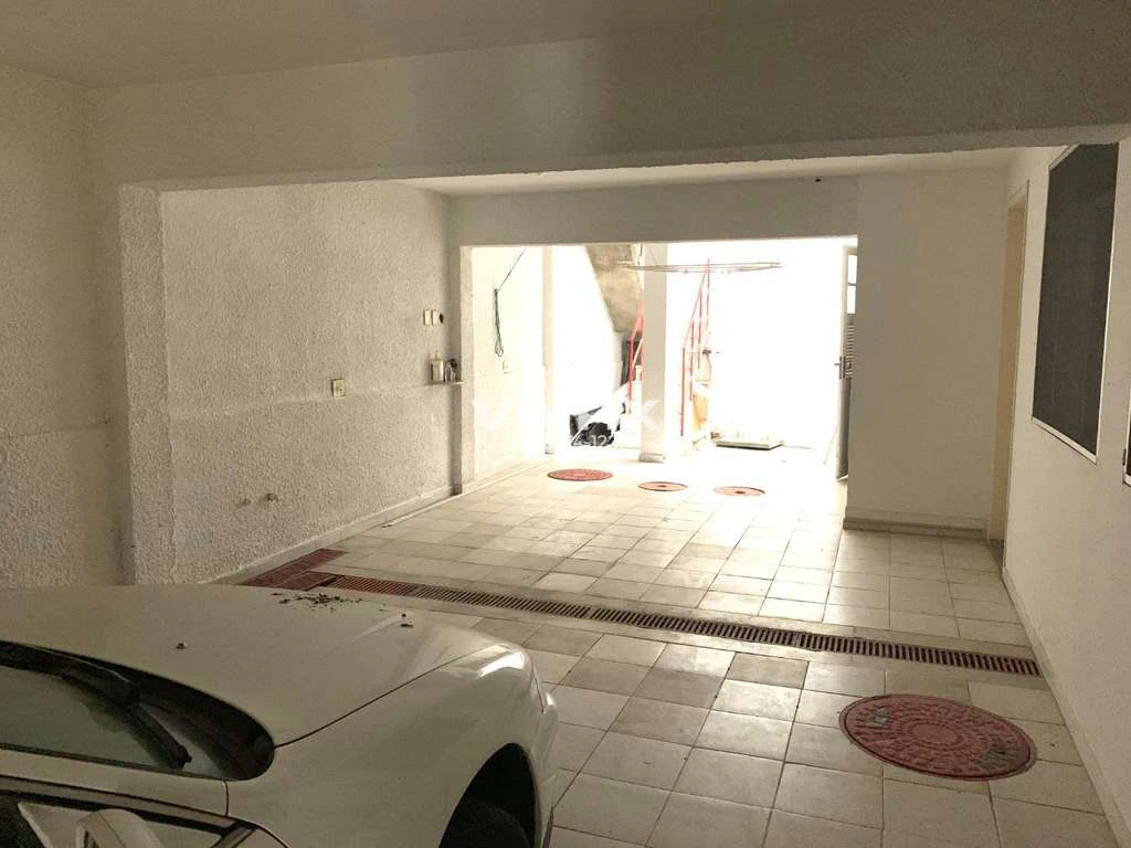 Unfurnished house with built-in wardrobes and 5 bedrooms — photo 18