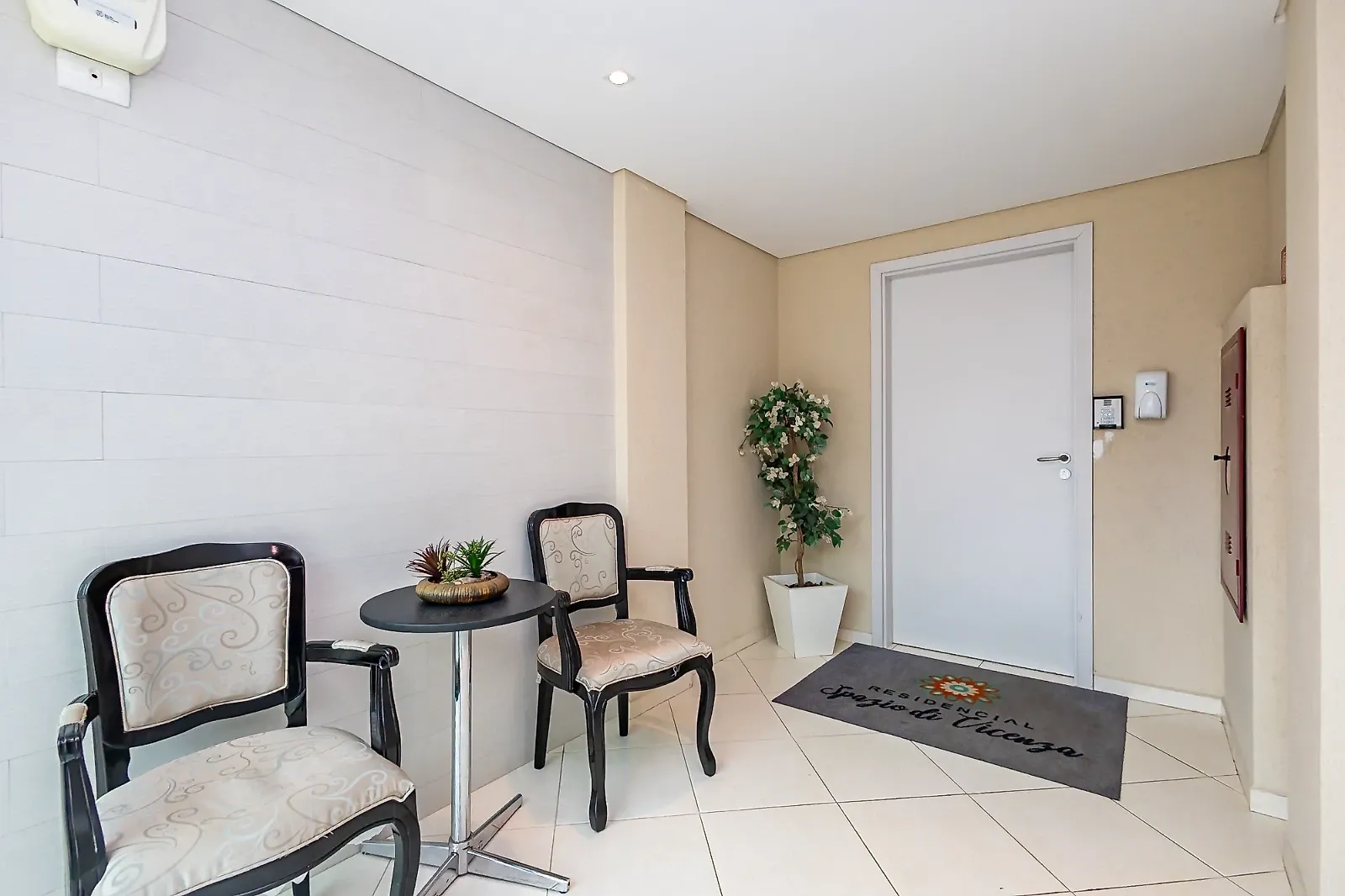 Balcony with a grill in a 3-bedroom apartment, 74 m² — photo 47