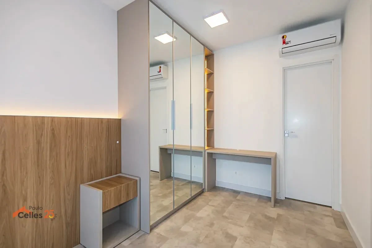 Засклений балкон та 2 спальні: квартира 47 м² — photo 3