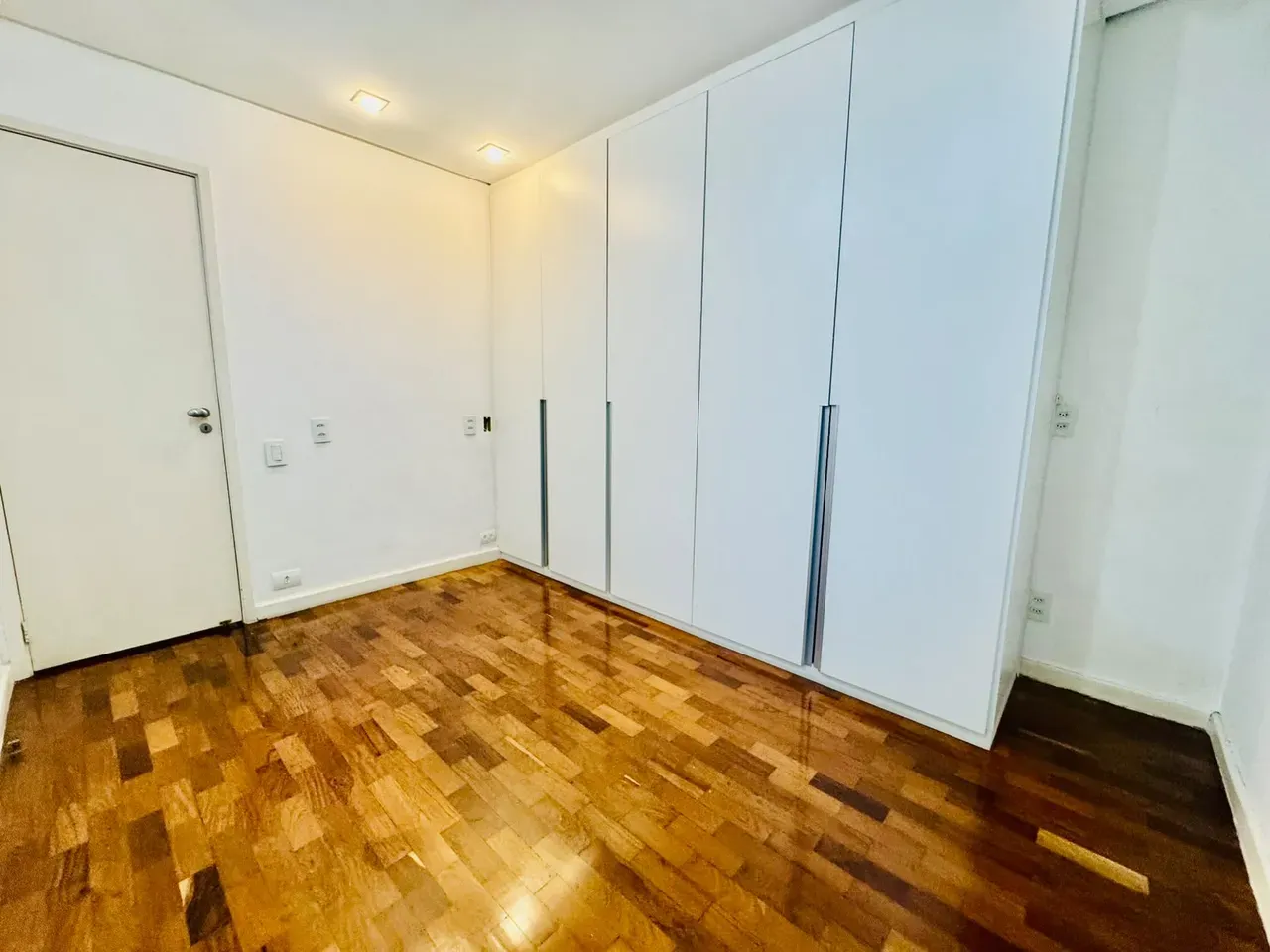 4-bedroom apartment with wood or laminate floors — photo 26