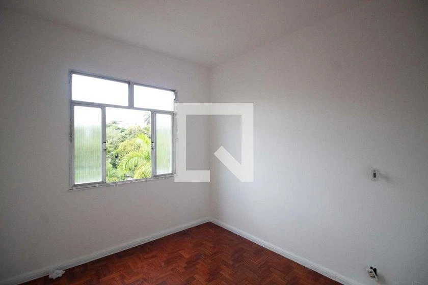 2-bedroom apartment with wood or laminate floors — photo 4