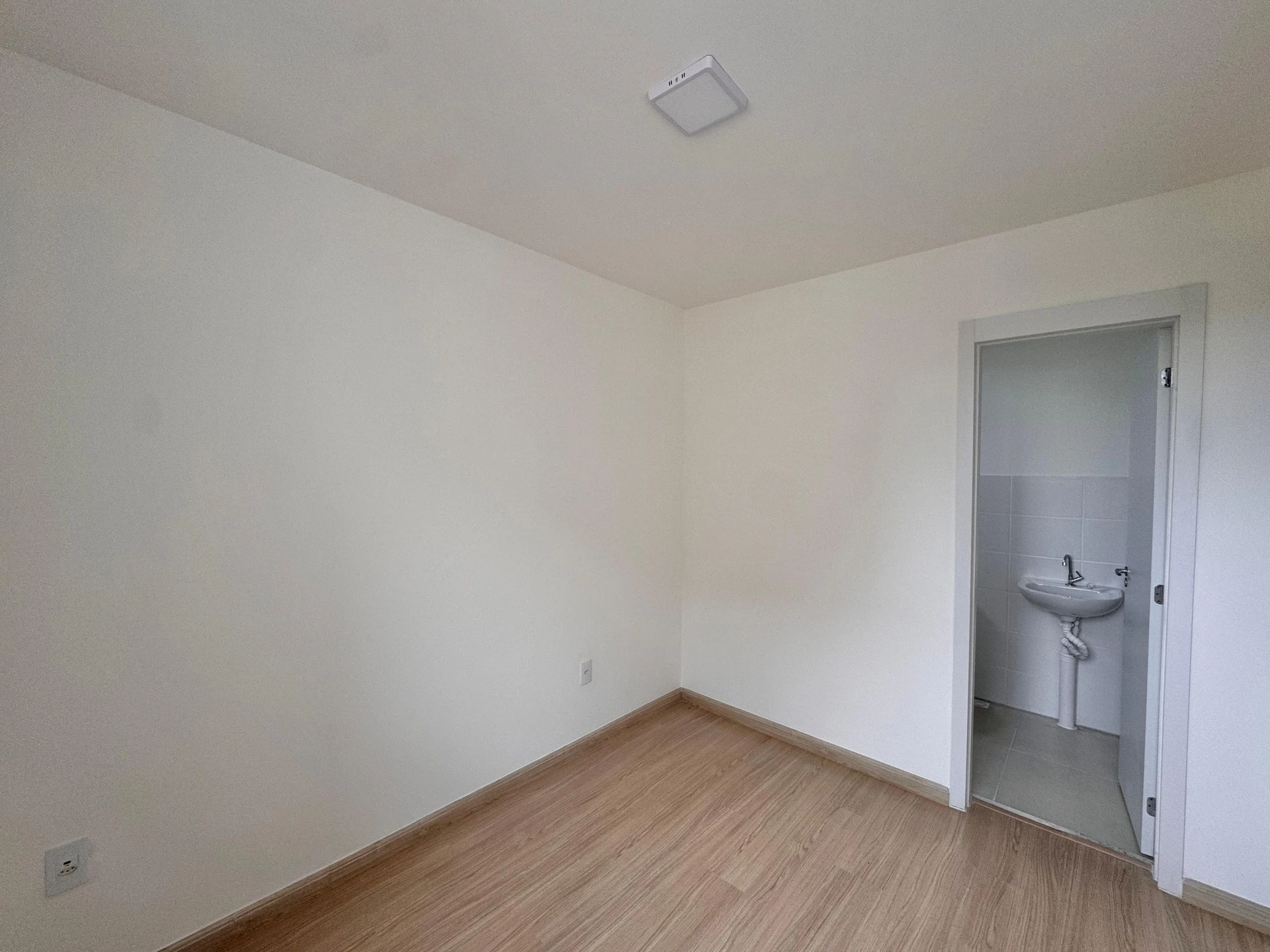 Apartamento sem mobília com 2 quartos e varanda — photo 26
