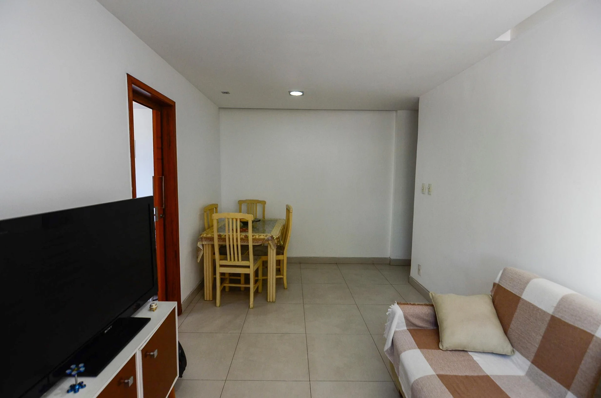 Furnished 1-bedroom apartment with en-suite and 1 parking spot — photo 19