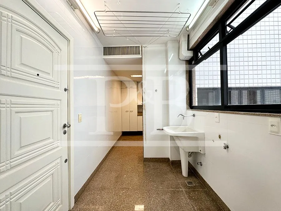 300 m² apartment with 4 bedrooms and 4 parking spots — photo 29