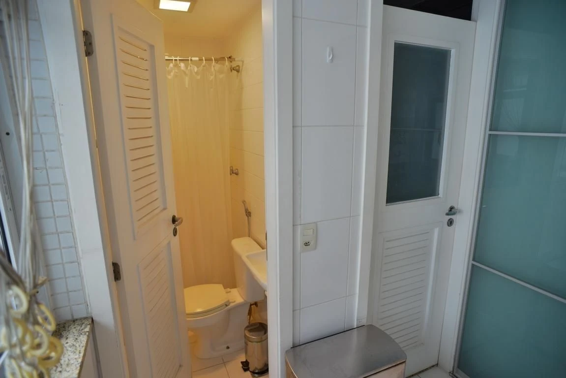 3-bedroom apartment with a glass-enclosed balcony — photo 17