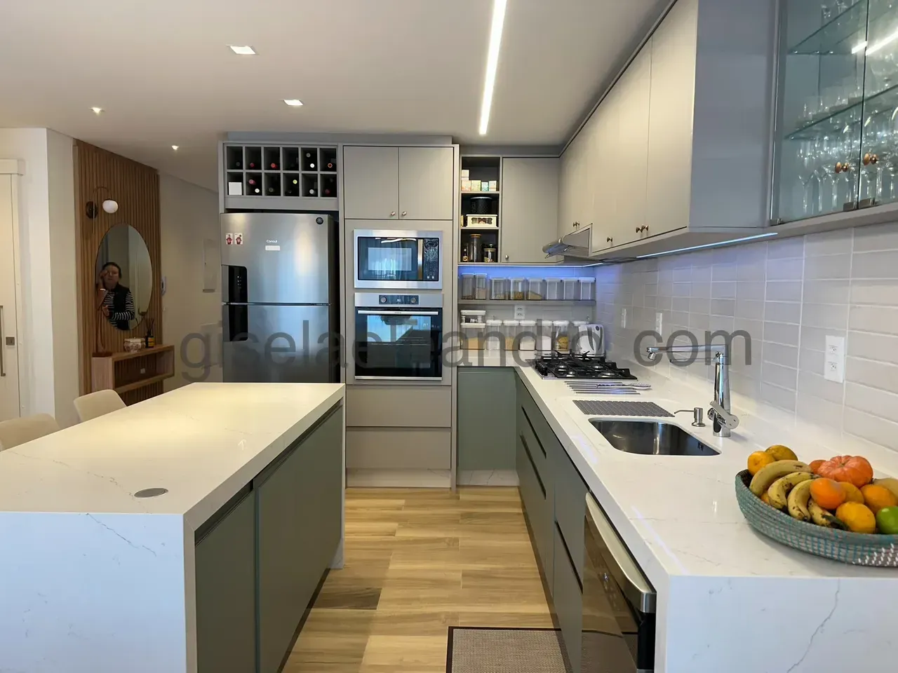Furnished 2-bedroom apartment with 3 bathrooms — photo 20