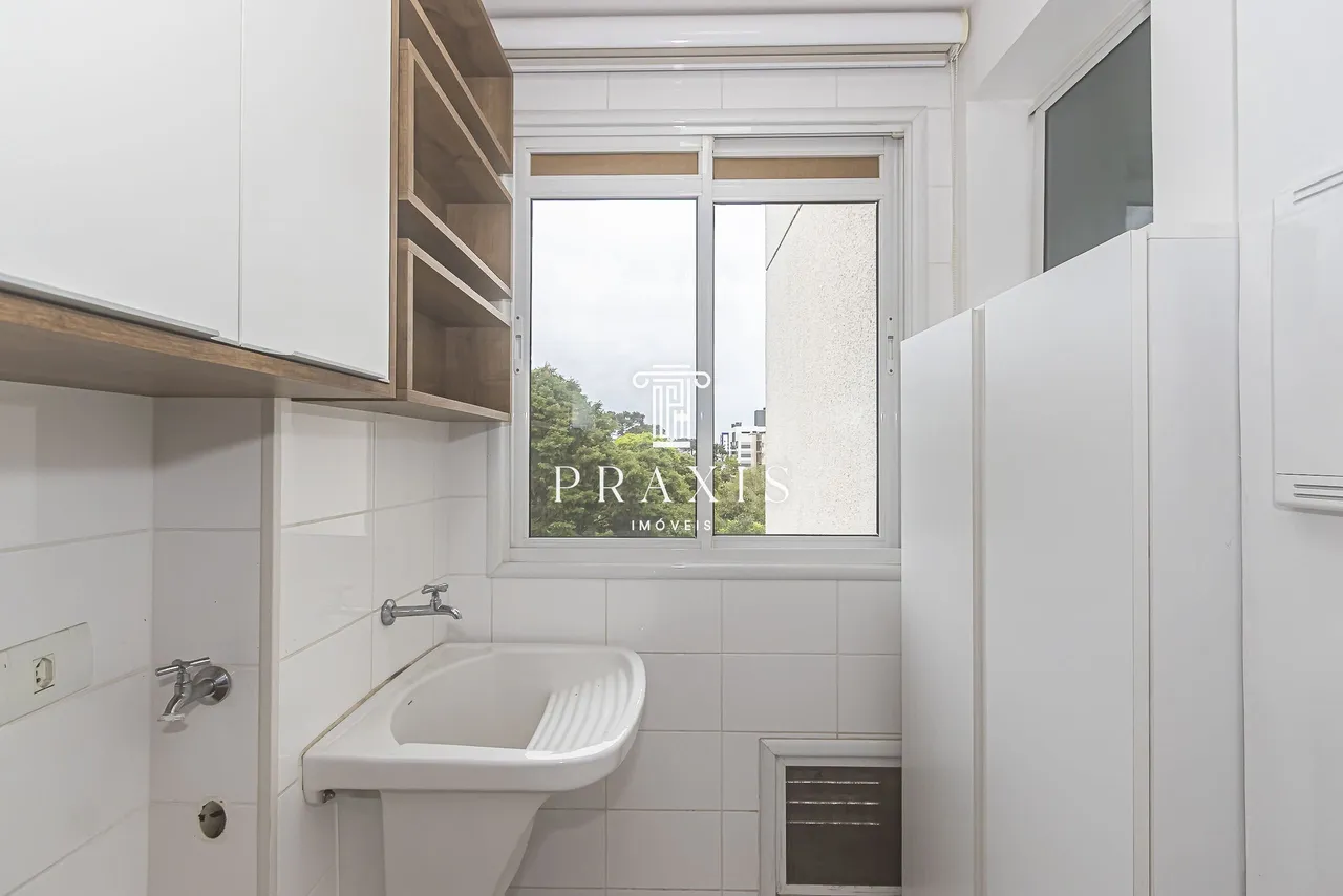 Wood or laminate floors in a 3-bedroom apartment, 66 m² — photo 3