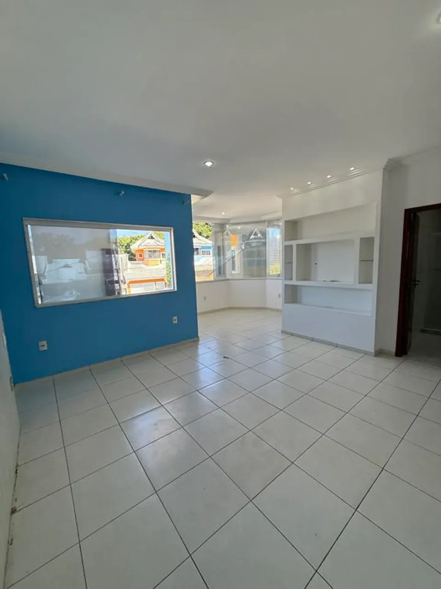 Duplex house with 4 bedrooms and 5 bathrooms — photo 28