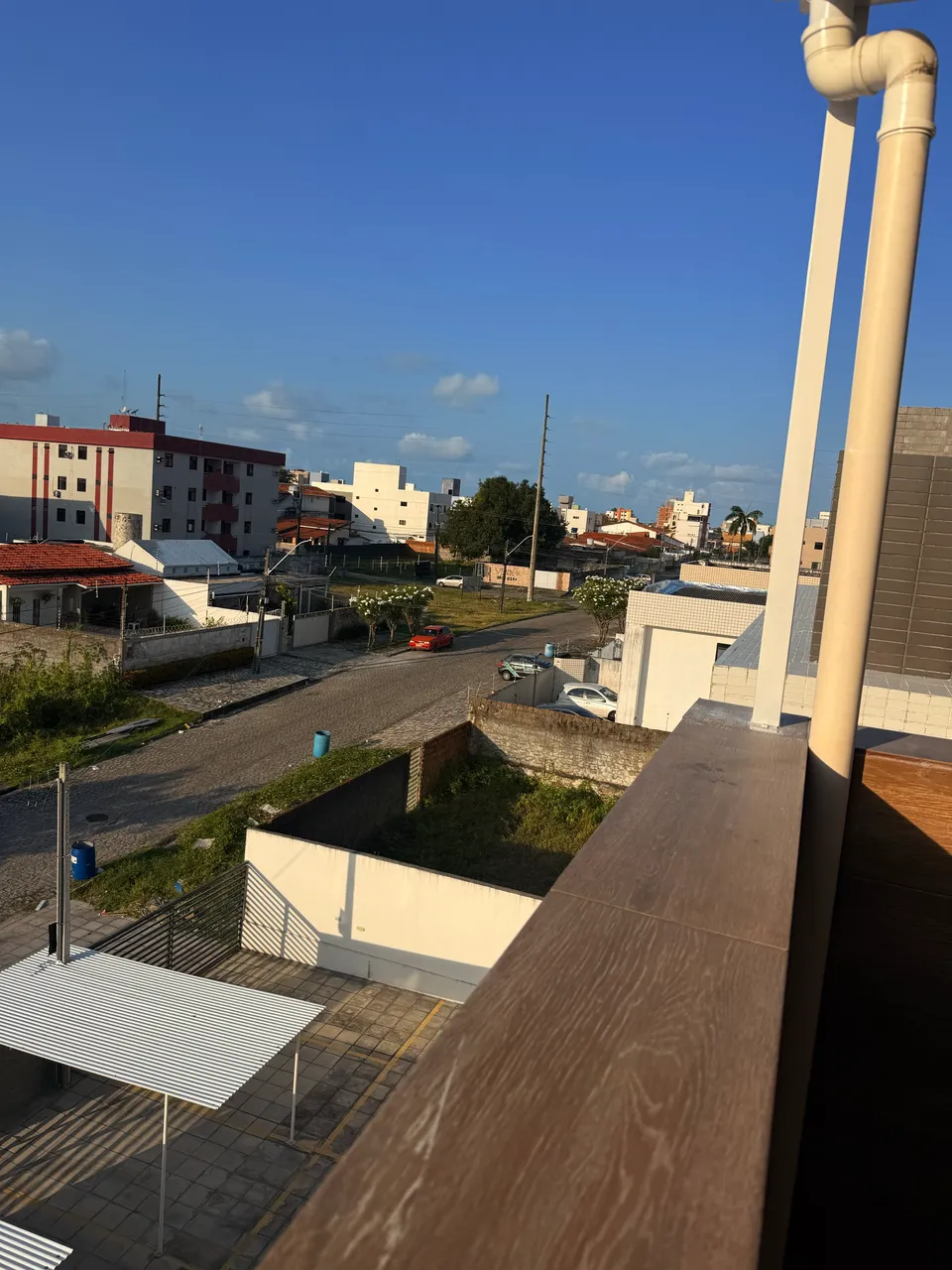Balcony with a grill in a 2-bedroom apartment, 110 m² — photo 6