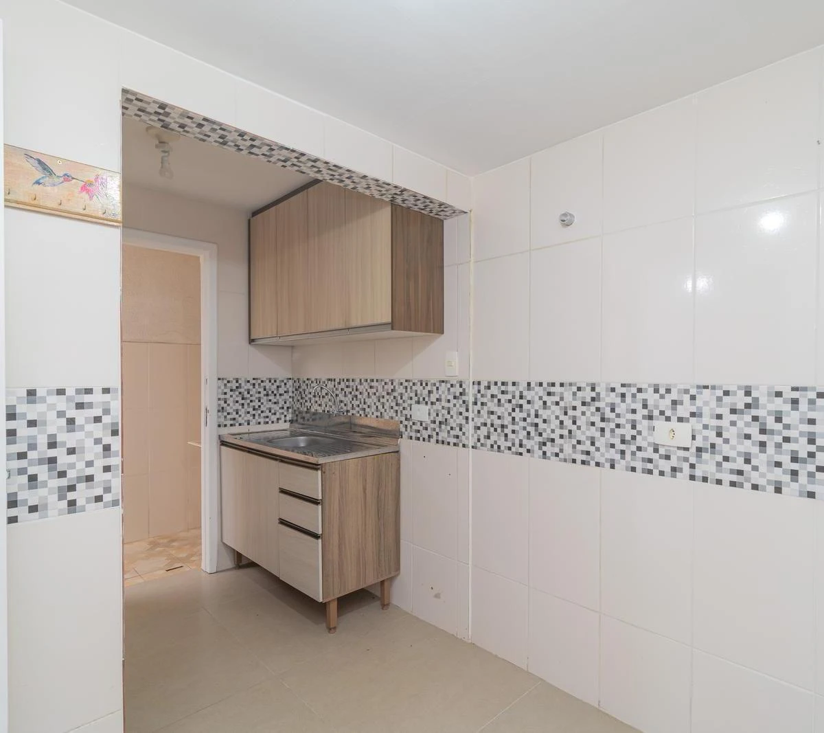 3-bedroom house with wood or laminate floors — photo 2
