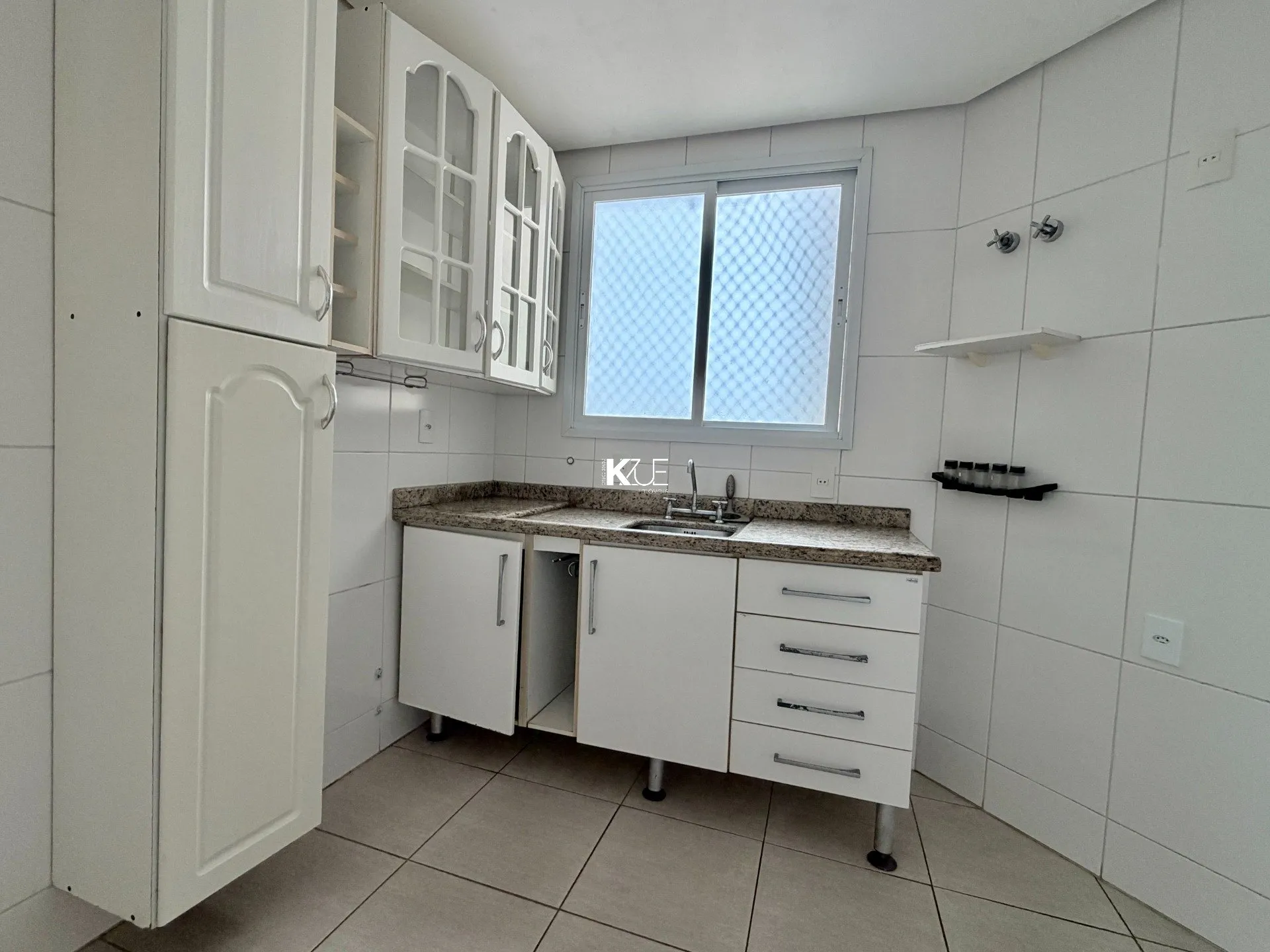 Balcony with a grill in a 2-bedroom apartment, 83 m² — photo 7