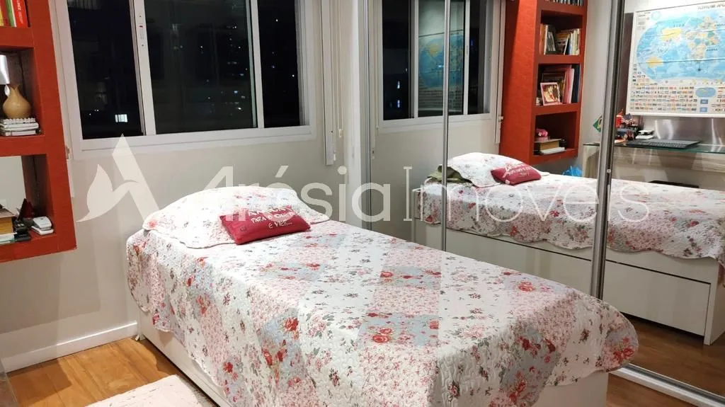 Furnished 3-bedroom apartment with glassed-in balcony — photo 10