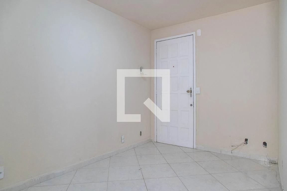 Unfurnished 1-bedroom apartment with a glass shower — photo 15