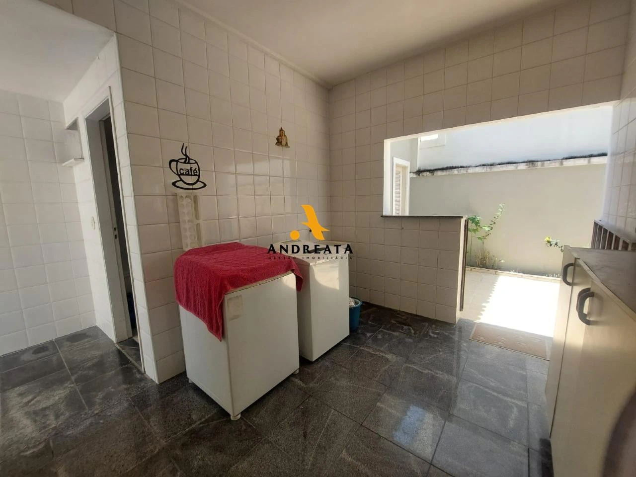 425 m² house with a private pool and a bathtub — photo 24