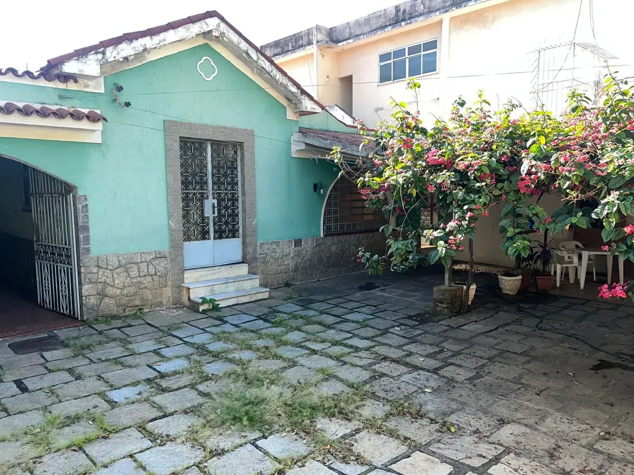 Casa com 4 quartos e cozinha fechada com armários — photo 11