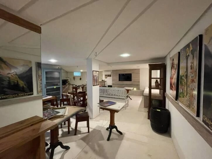 Ventanales de piso a techo y 4 dormitorios: casa de 400 m² — photo 48