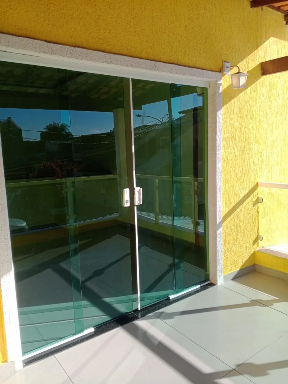 Glass-enclosed balcony in a 3-bedroom house, 197 m² — photo 3