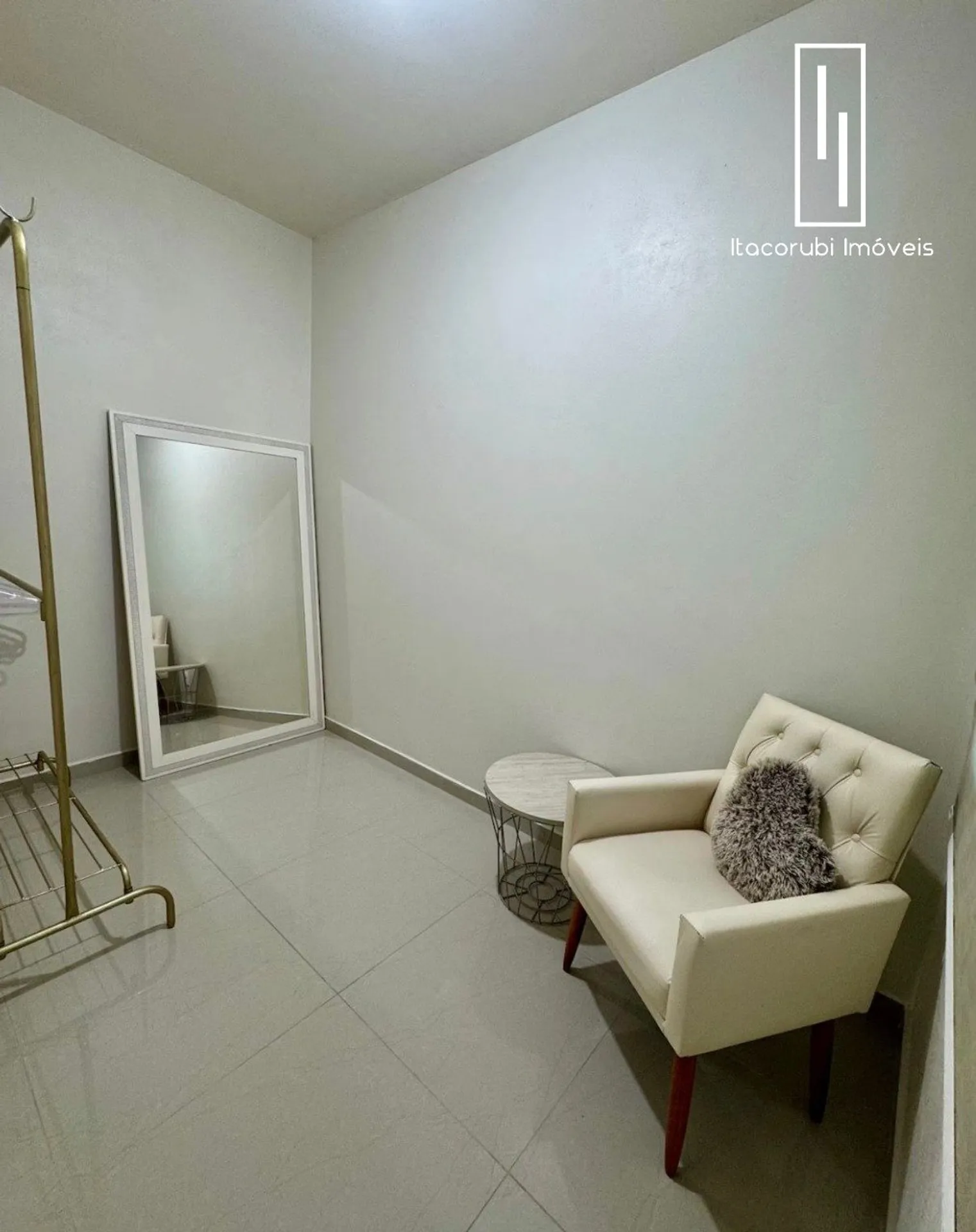 Furnished 2-bedroom house with an en-suite and pool — photo 33