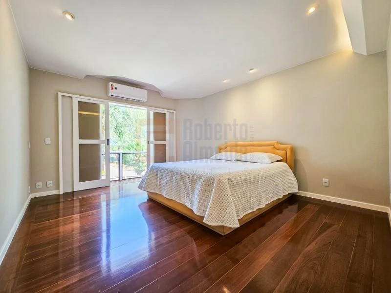 832 m² house with 6 bedrooms and an open-plan kitchen — photo 40