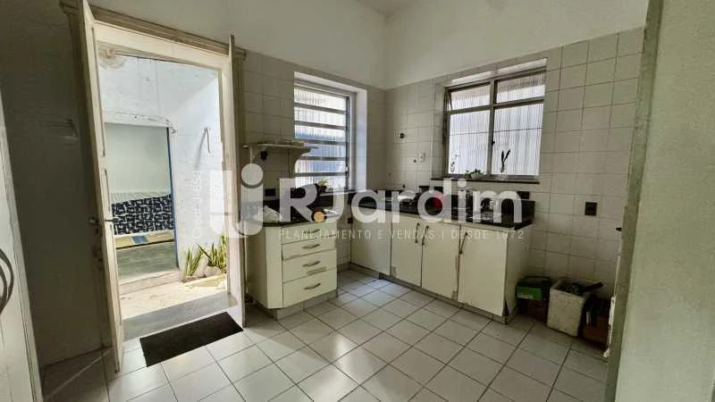 Casa sem mobília com 5 quartos e vaga para 4 carros — photo 22
