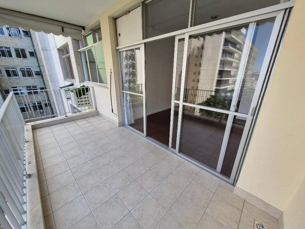 3-bedroom apartment with a mountain view in Rio de Janeiro — photo 20