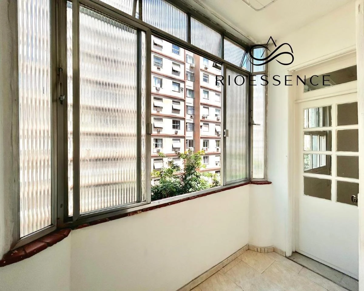 Glass-enclosed balcony in a one-bedroom apartment, 48 m² — photo 15