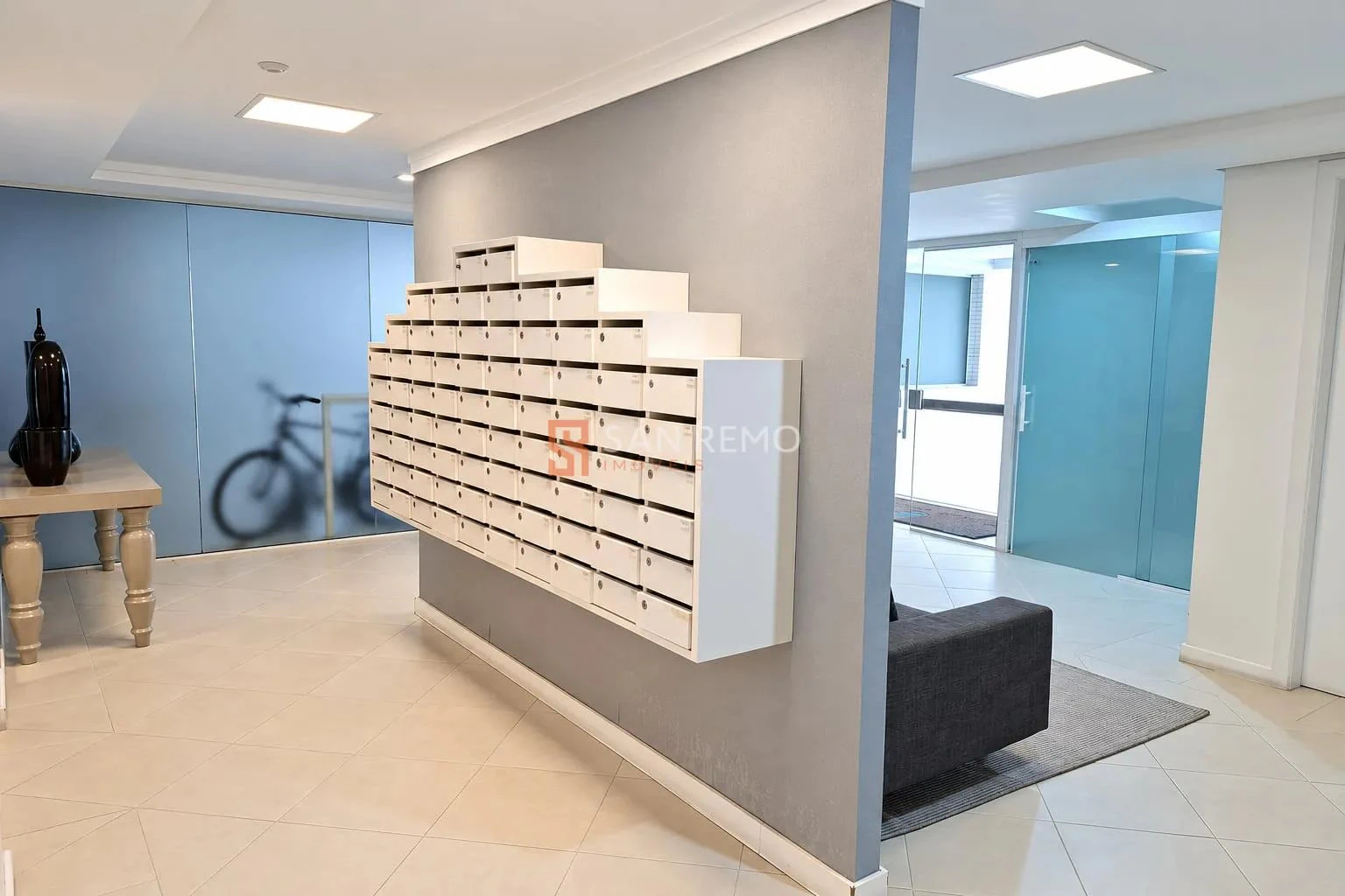 Balcony with a grill in a 3-bedroom apartment, 87 m² — photo 26