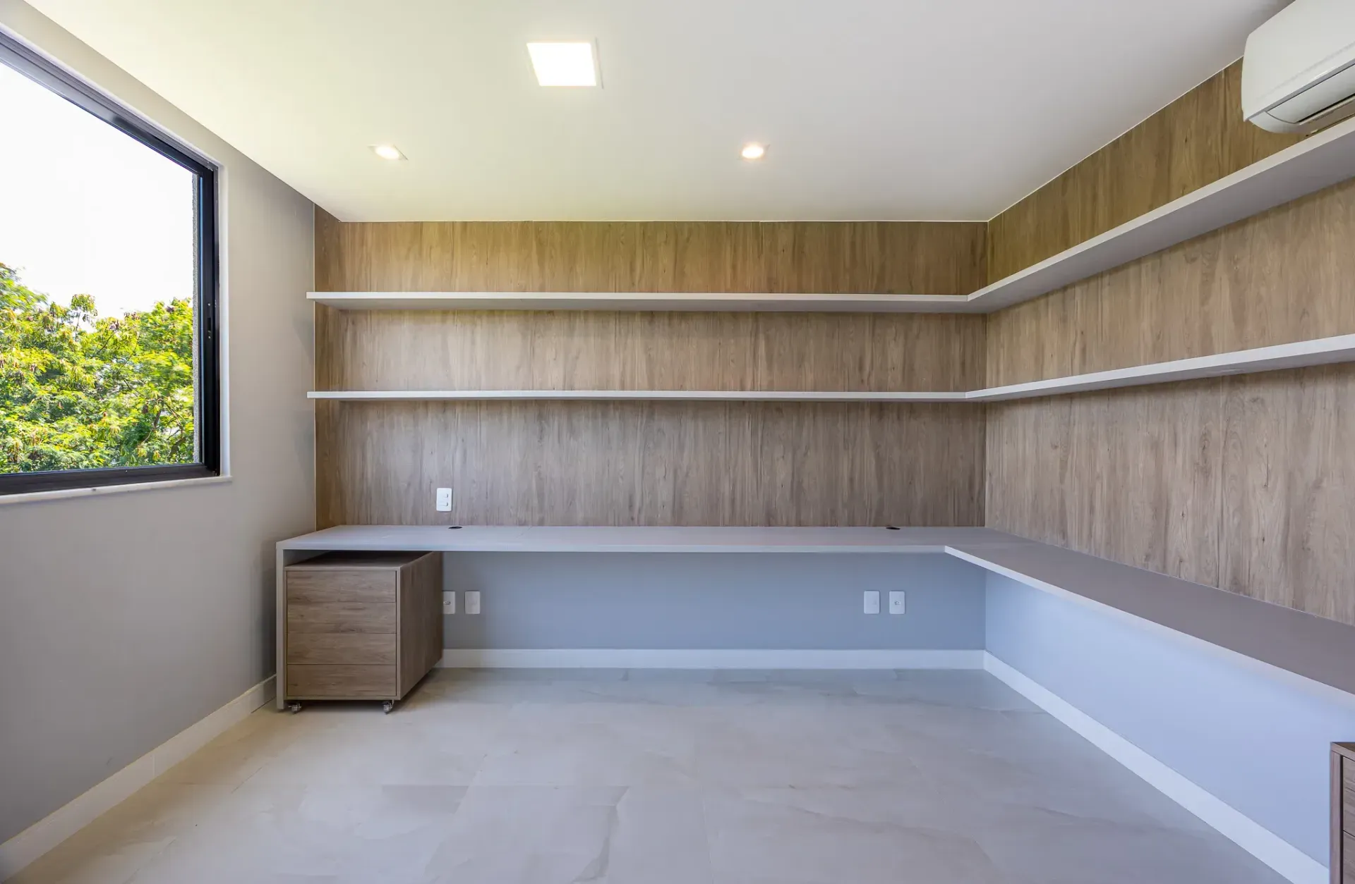 Furnished house with 5 suites and floor-to-ceiling windows — photo 46