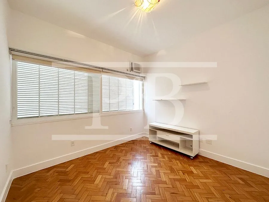 135 m² apartment with a home office and a bathtub — photo 9