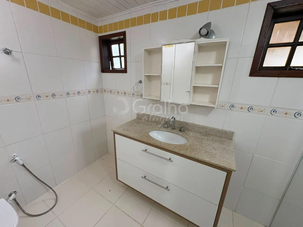 House with 3 en-suite bedrooms 435 m² and private garden — photo 23
